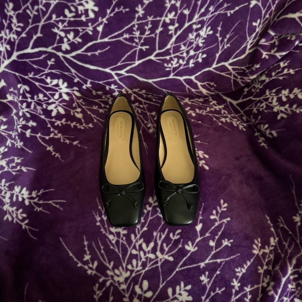 Liz Claiborne black flat Shoes
